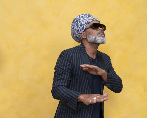 Carlinhos Brown lança o álbum Eletrotribalistas
